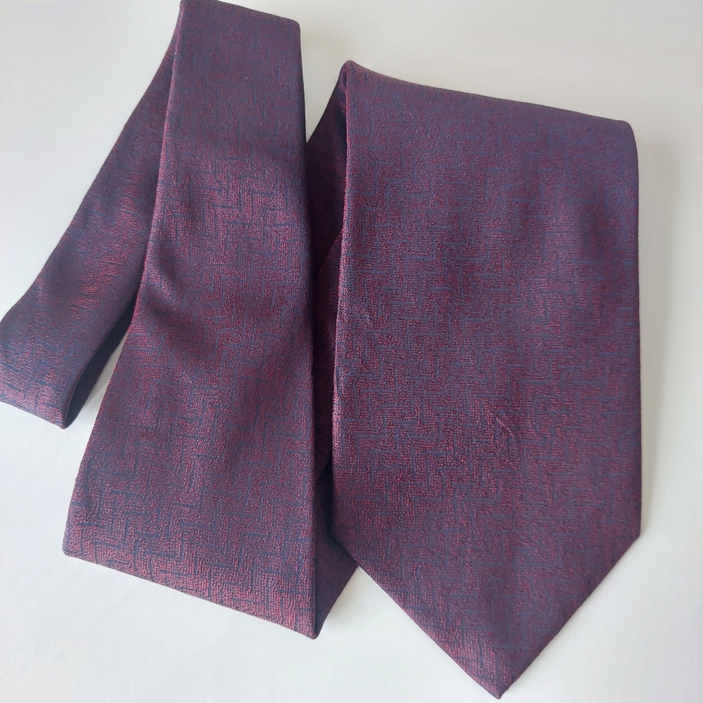 Märol Berlin 100% Silk Tie, Made In ITALY Burgundy Geometric w Blue Undertone